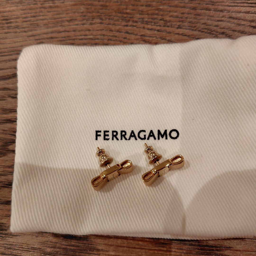 FERRAGAMO ヴァラ　ピアス　ゴールド