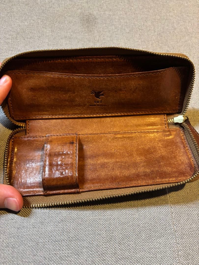 sot プエブロレザーラウンドファスナーペンケース キャメル