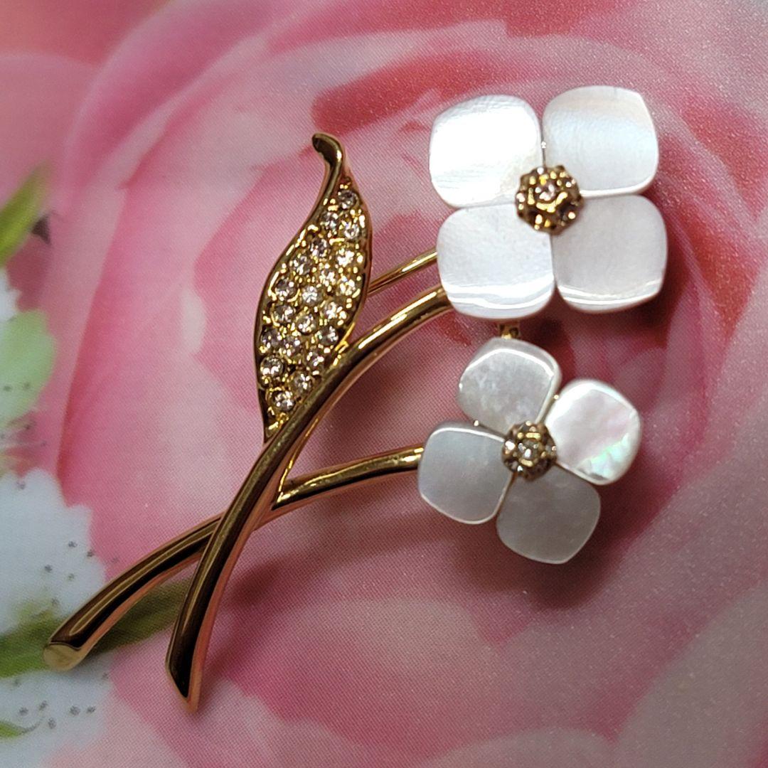 新品　ヴァンドームブティック　 ピンブローチ　白蝶貝　シマエナガ　ブローチ