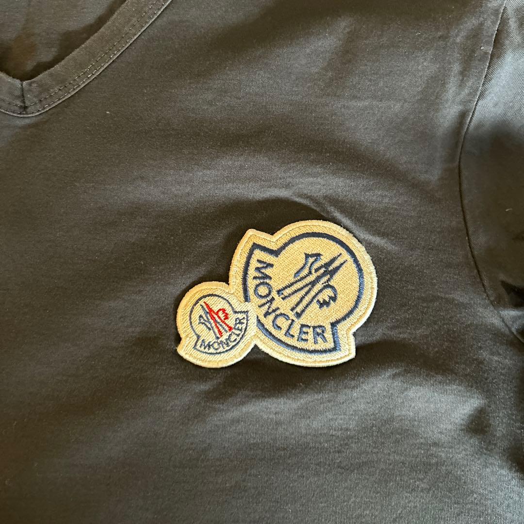 MONCLER 黒Vネック Tシャツ