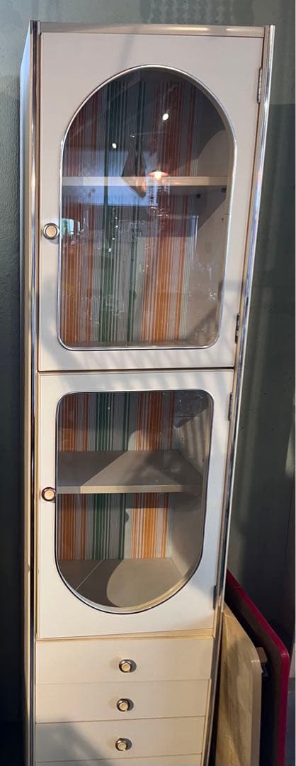 ホワイトアーチ型ガラスキャビネット