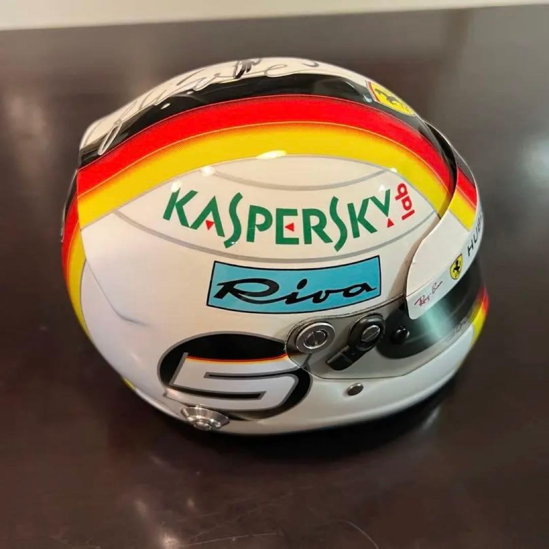 （美品）F1 Ferrari セバスチャンベッテル 直筆サイン入アライ1/2