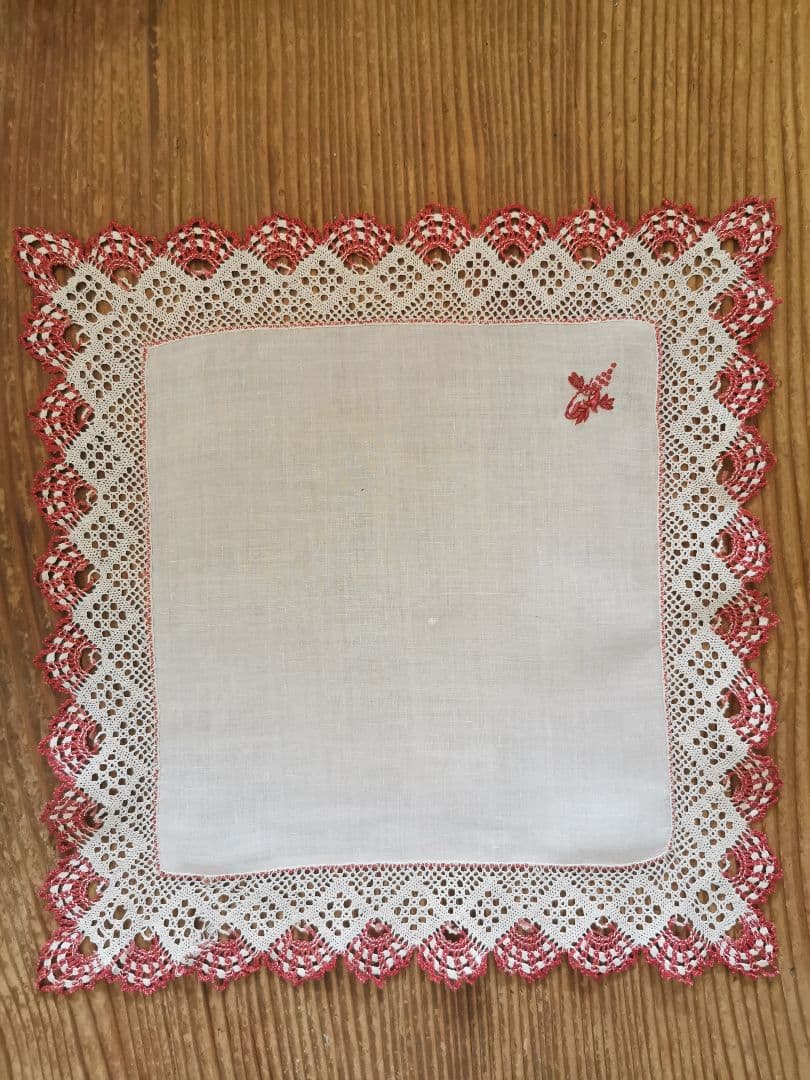 アンティーク ボビンレースフリル装飾 葡萄の花文字赤糸刺繍リネンクロス ハンカチ