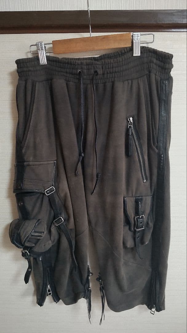 KMRii / レザーパイピングクロップドスウェットパンツ