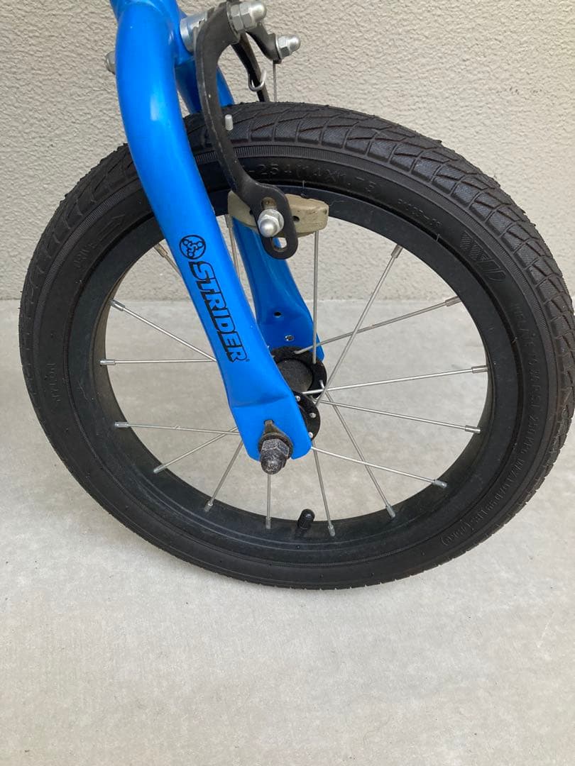 ストライダー14x 、専用キックスタンドと楽々ポンプ付き