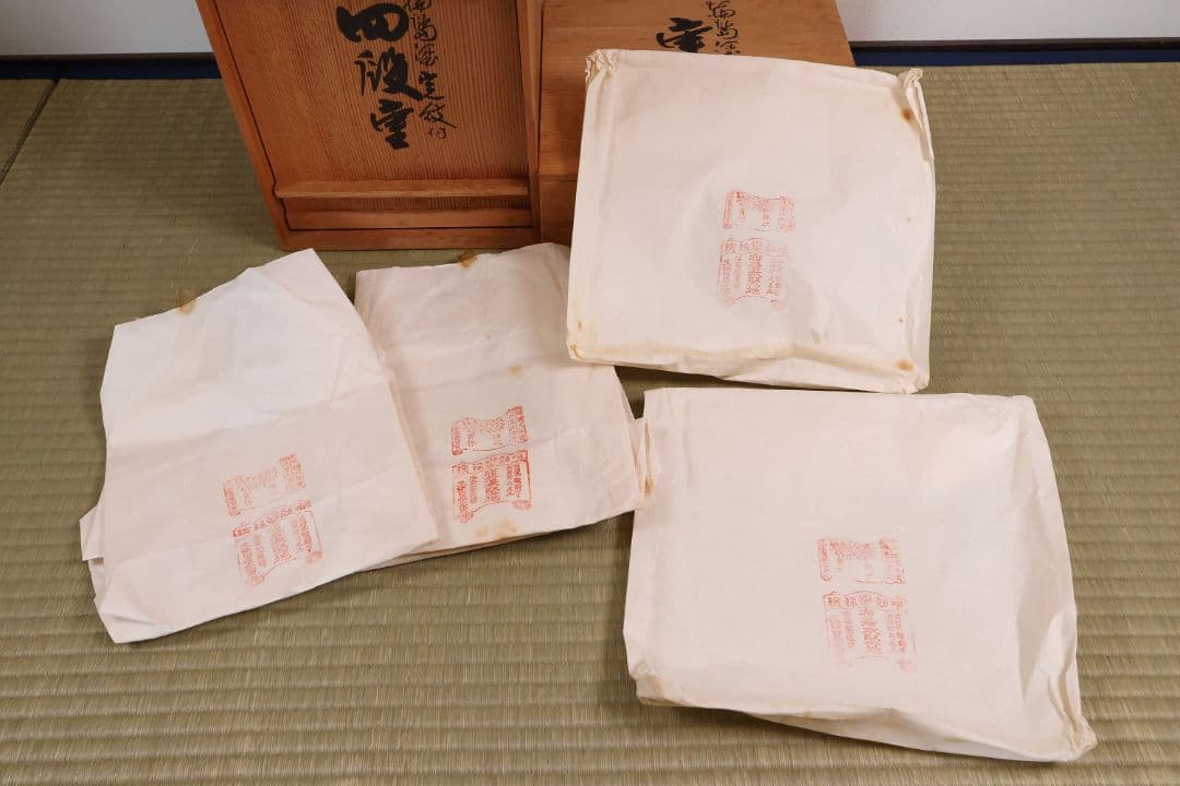 輪島塗 久保田春光堂 蔦家紋 四段重 重台 金蒔絵 黒塗 木製 重箱【MA673