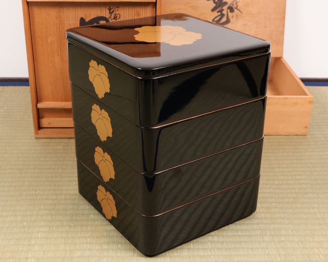 輪島塗 久保田春光堂 蔦家紋 四段重 重台 金蒔絵 黒塗 木製 重箱【MA673