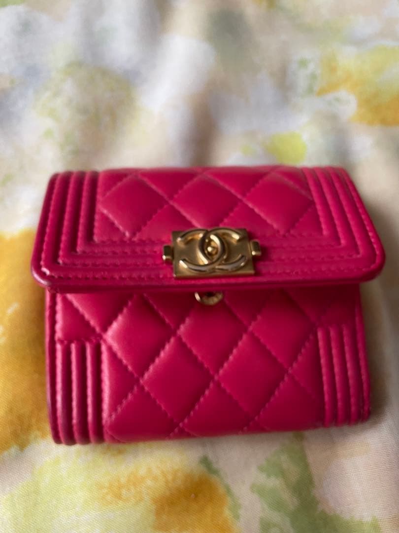 CHANEL ショッキングピンク 三つ折り財布