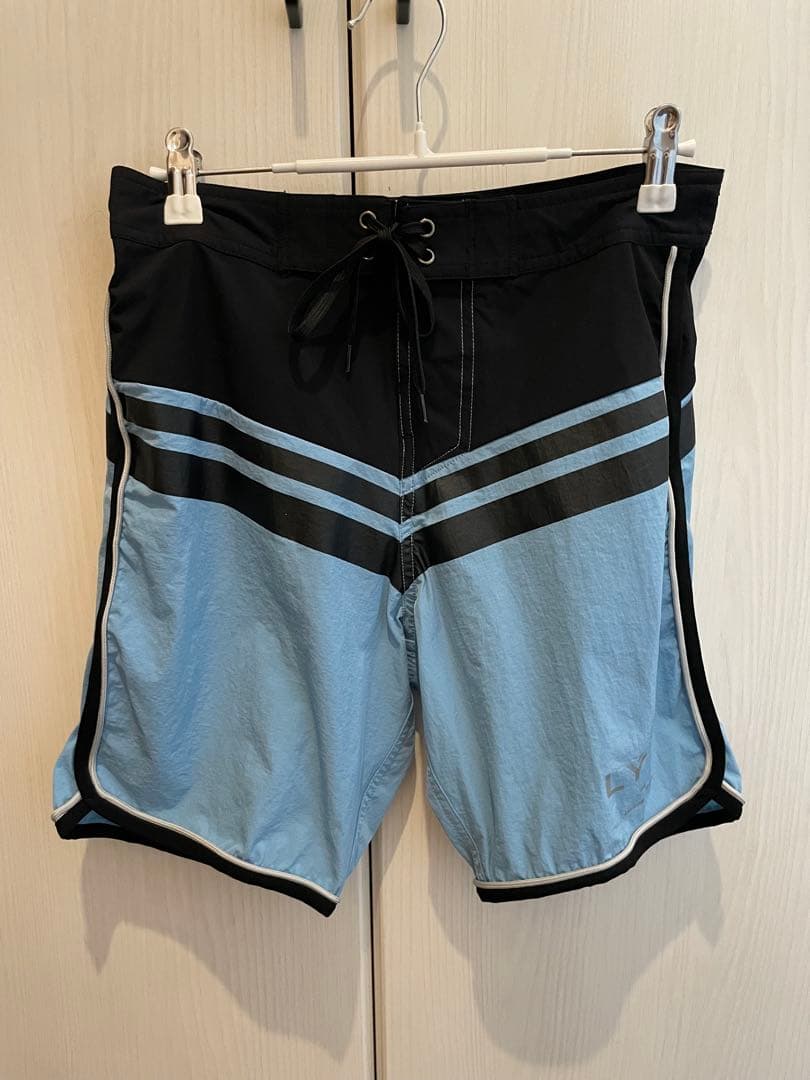 きゅーぴー　 LYFT サーフパンツ 水色・黒