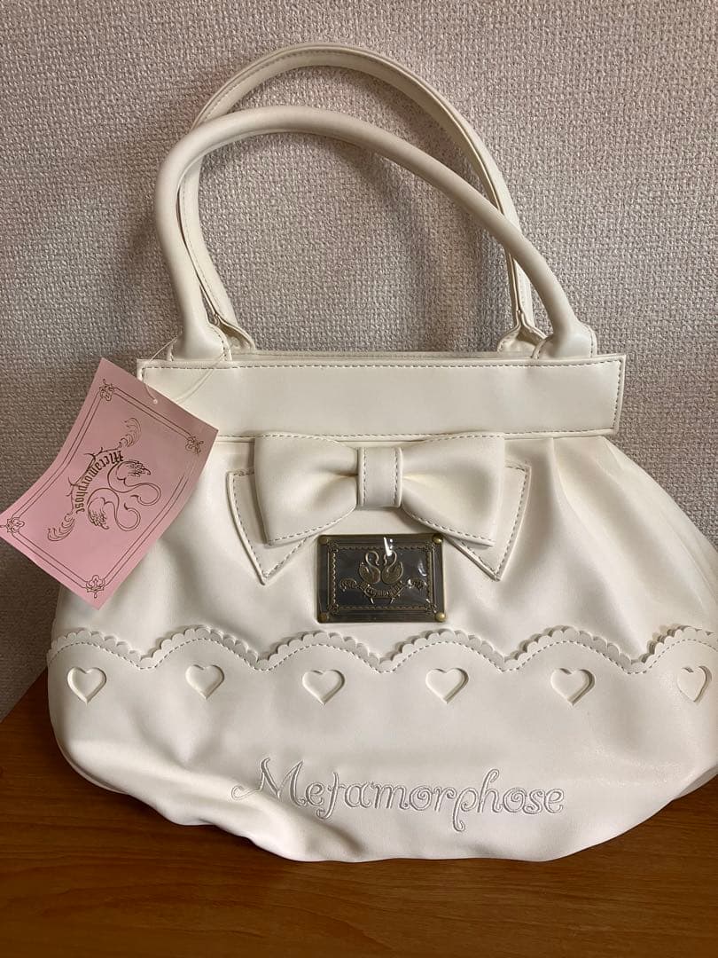 【新品 未使用】メタモルフォーゼ プレート付スカラップバッグ（オフホワイト色）