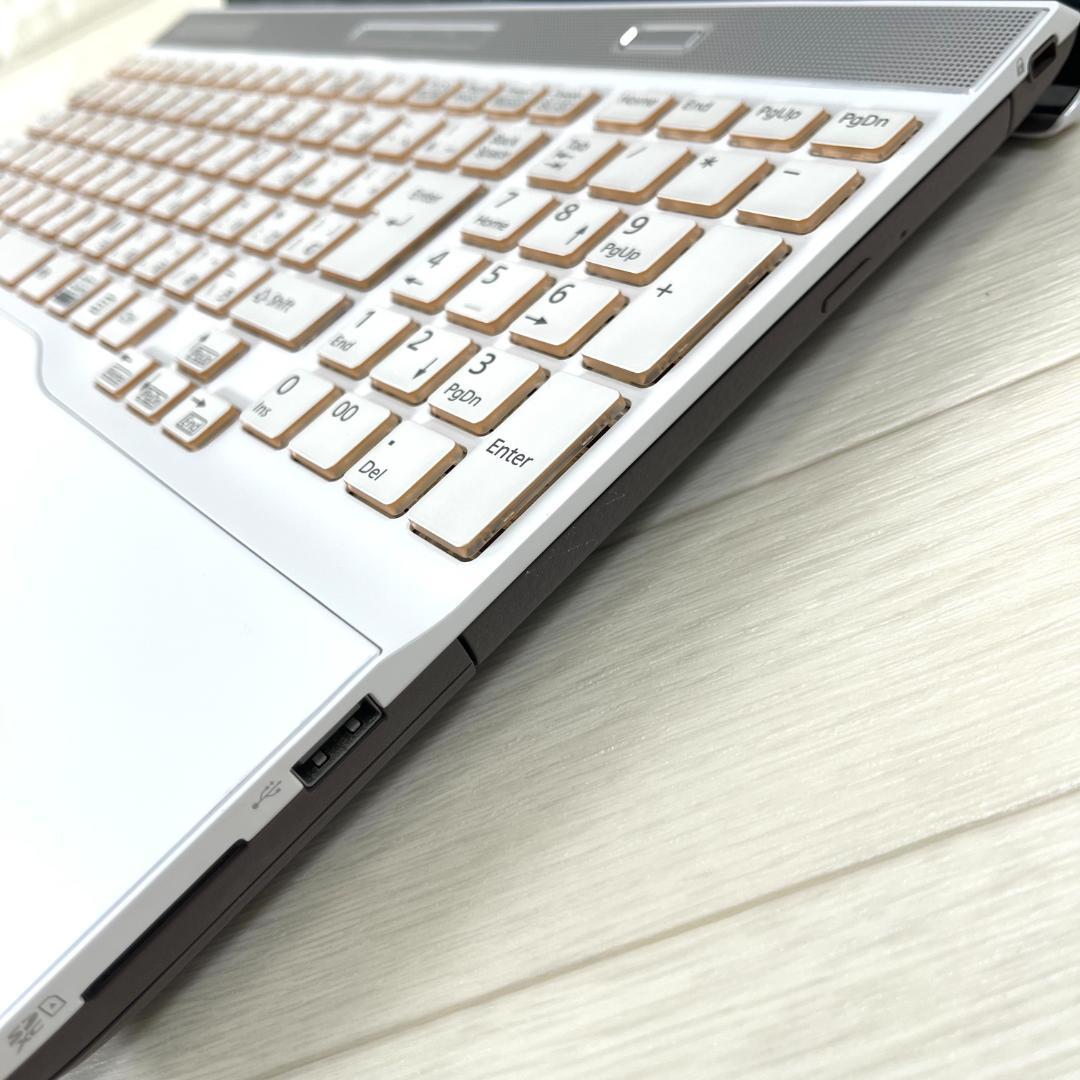 富士通 第8世代 i7 新品SSD512＋HDD1Tメモリ16 ノートパソコン