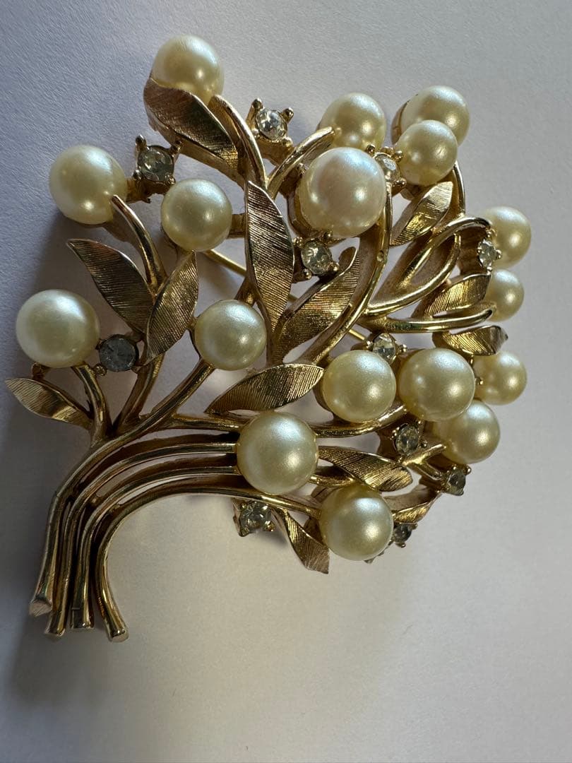 きらびやかな本真珠　豪華フラワーデザインのブローチ