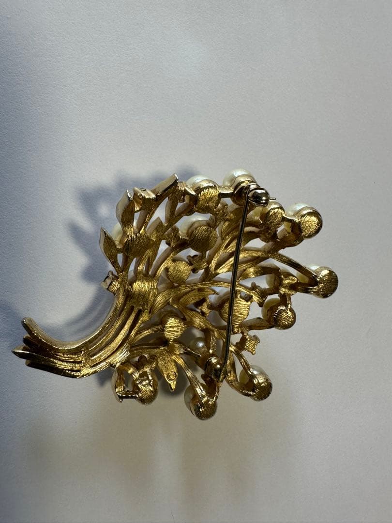 きらびやかな本真珠　豪華フラワーデザインのブローチ