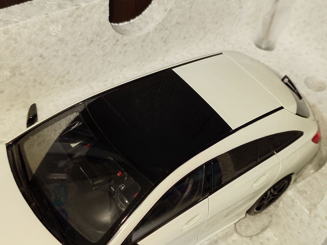 メルセデスベンツ CLAシューティングブレーク 1/18 ミニカー ホワイト