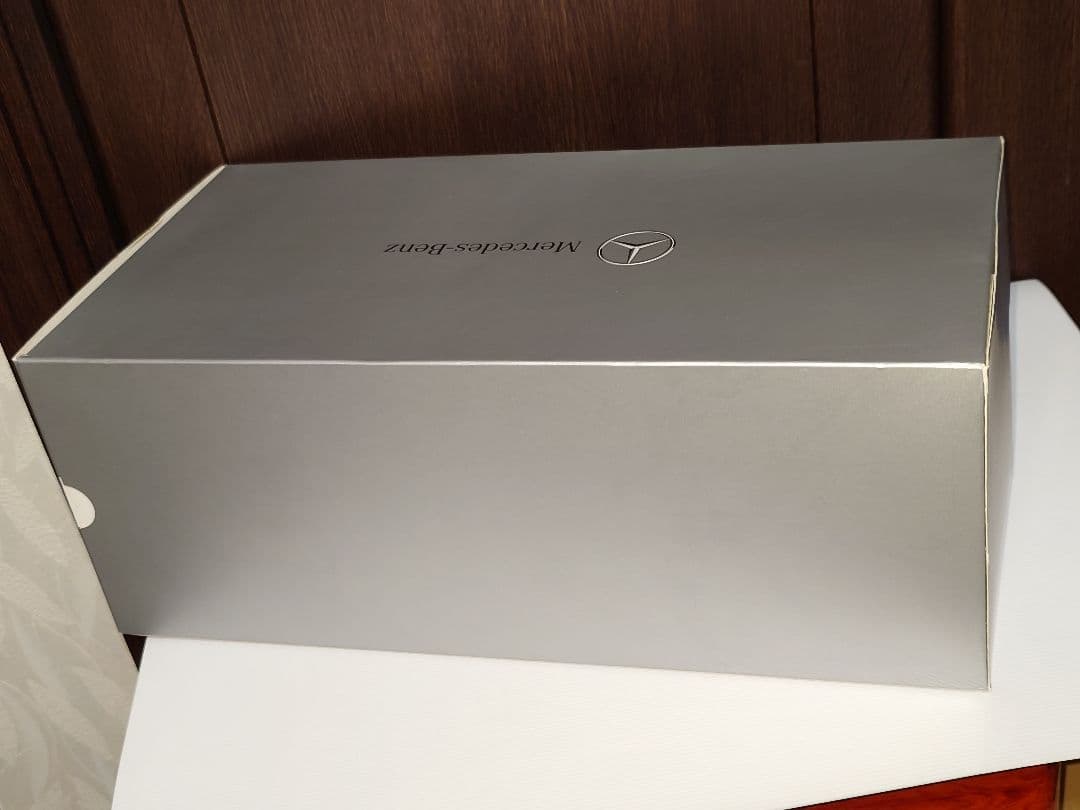 メルセデスベンツ CLAシューティングブレーク 1/18 ミニカー ホワイト