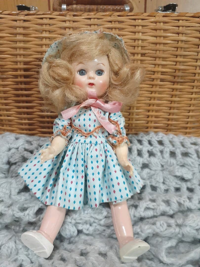 ヴィンテージドール　美しいお顔の人形　ボンネットガール　スリープアイ