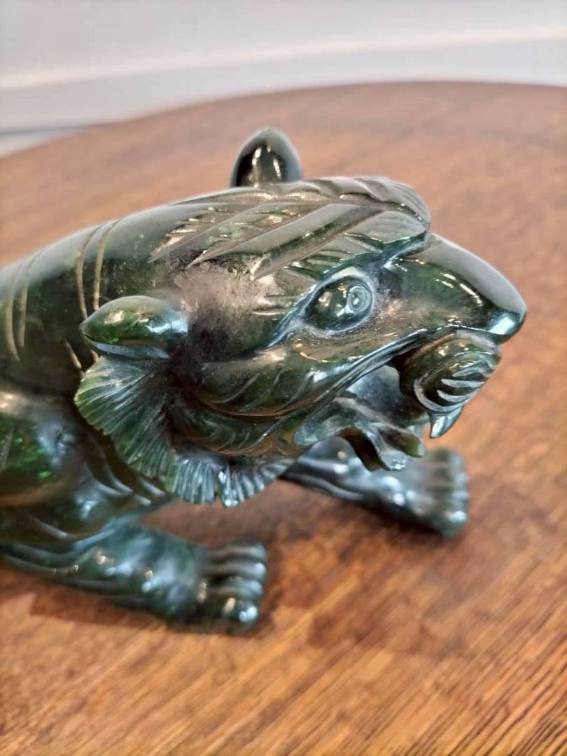 緑色天然石の虎の彫刻 置物　虎　干支　レトロ　天然石　タイガー