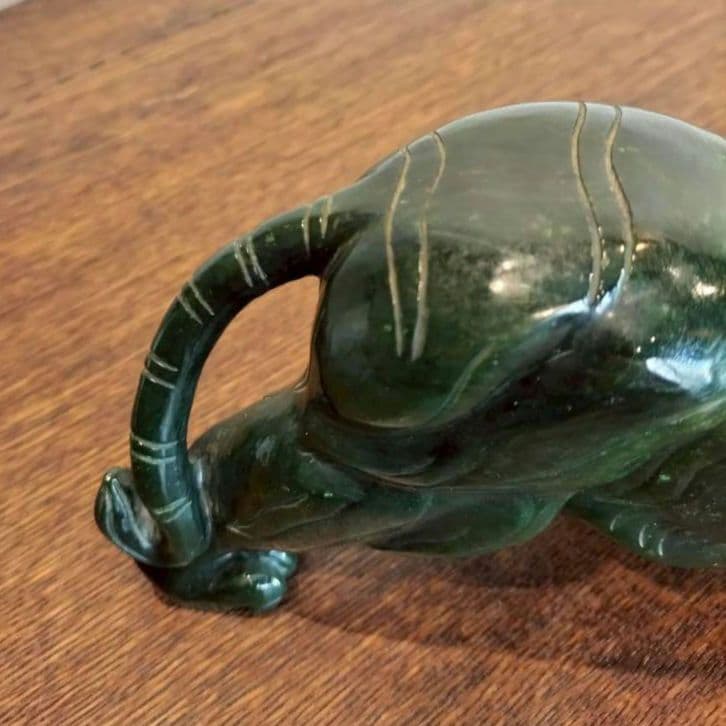 緑色天然石の虎の彫刻 置物　虎　干支　レトロ　天然石　タイガー