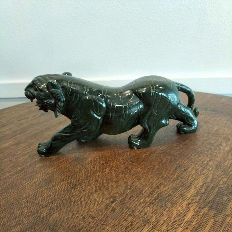 緑色天然石の虎の彫刻 置物　虎　干支　レトロ　天然石　タイガー