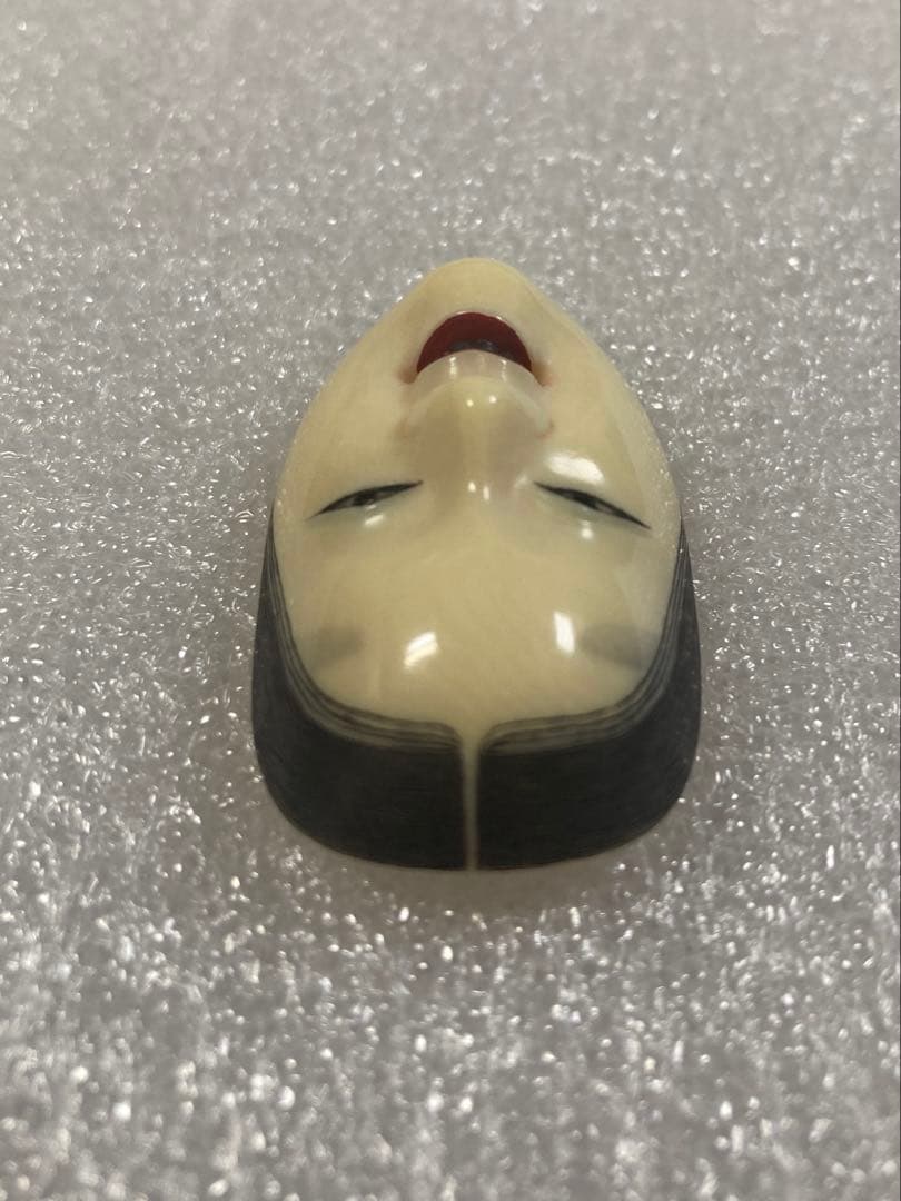 天然素材　小面（若女）彫刻　帯留め　提げ物