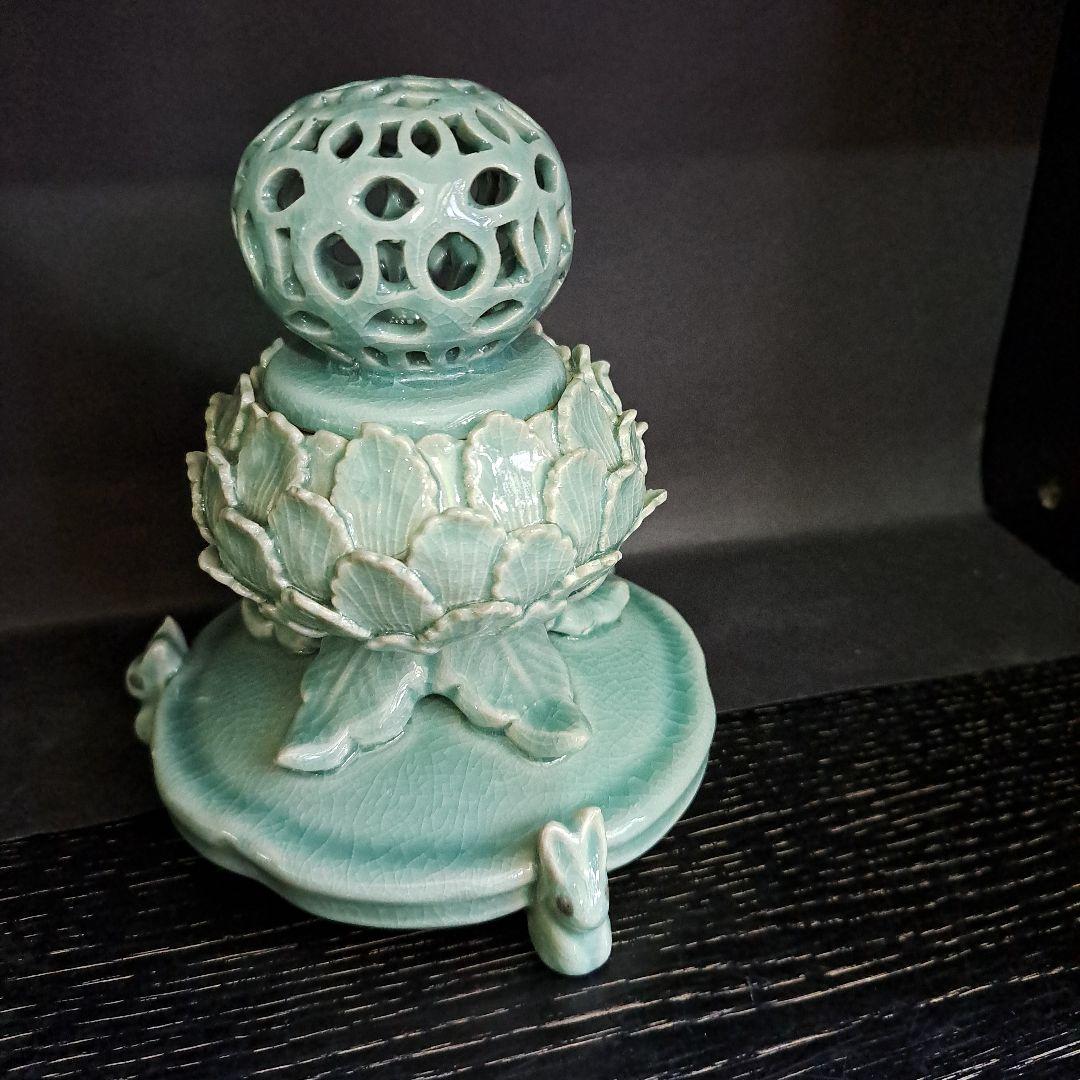 茶道具　青磁蓮型　香炉　三兎台　陽刻蓮型　細密技巧　透し火屋　海青造