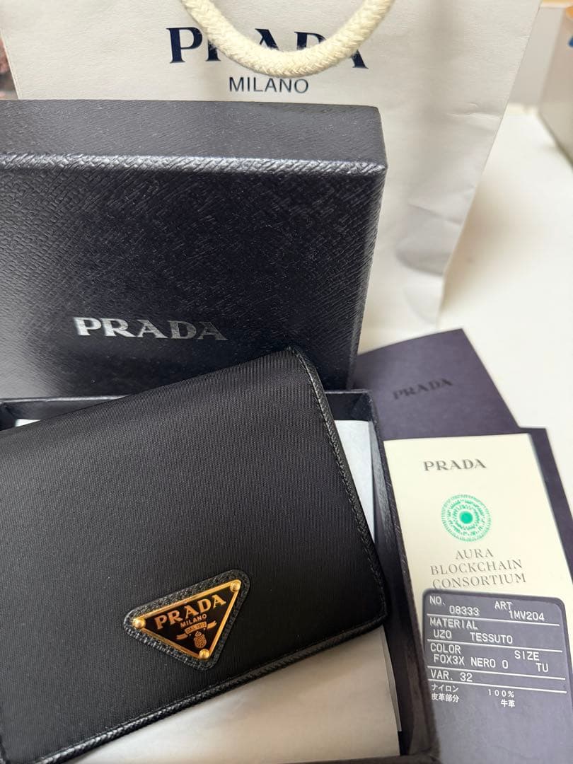 美品PRADA 二つ折り財布 黒 ナイロン　ゴールドロゴ