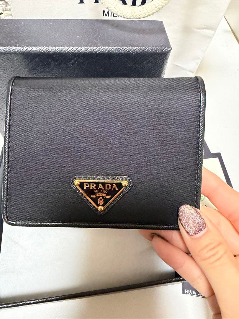 美品PRADA 二つ折り財布 黒 ナイロン　ゴールドロゴ