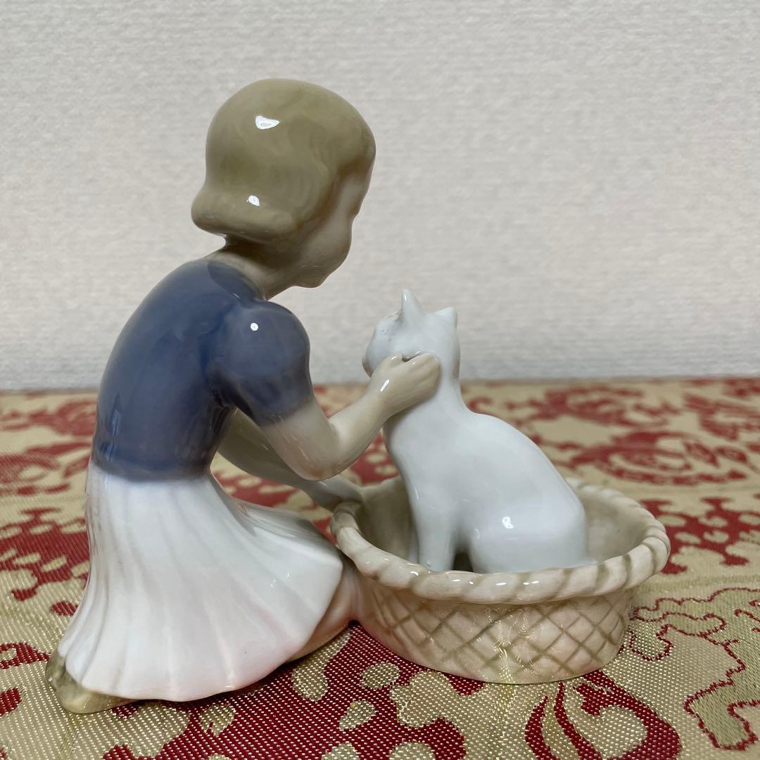 少女と白いネコ・１０cm×１１cm・Ｂ＆Ｇ． ・