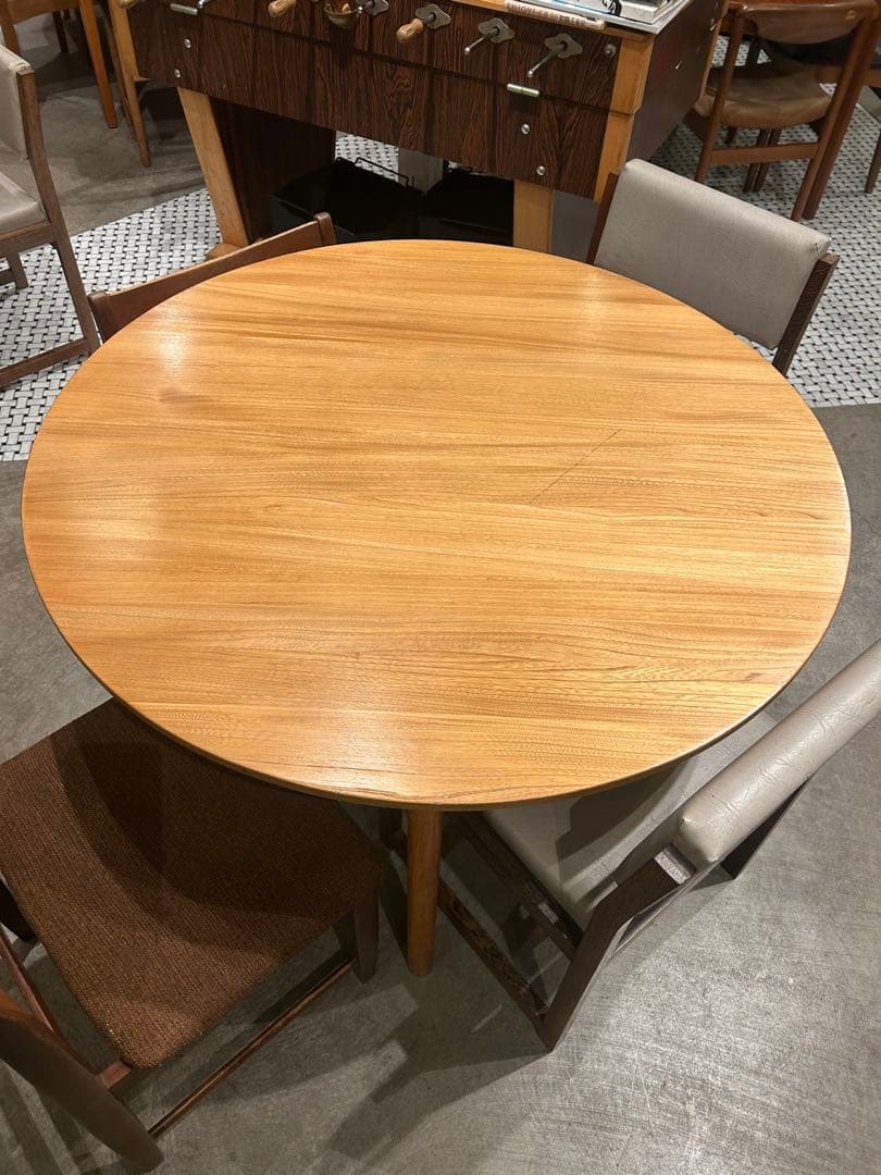 アーコール円形木製ダイニングテーブル