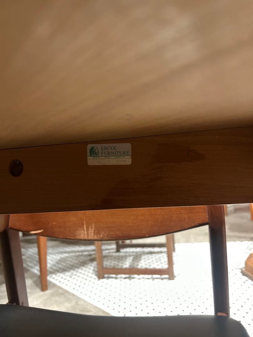 アーコール円形木製ダイニングテーブル