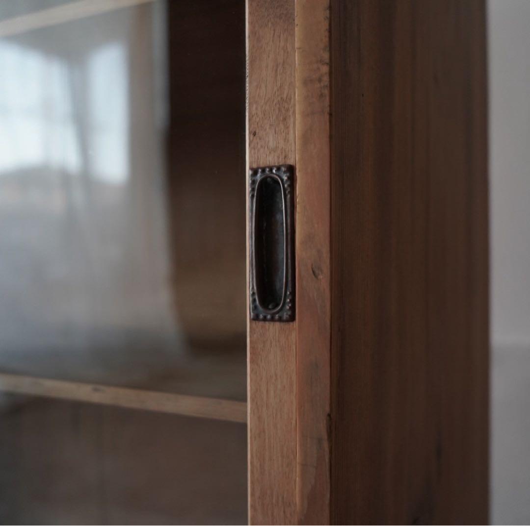 ガラス引戸のキャビネット