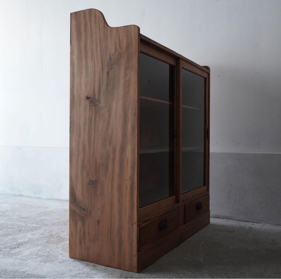 ガラス引戸のキャビネット