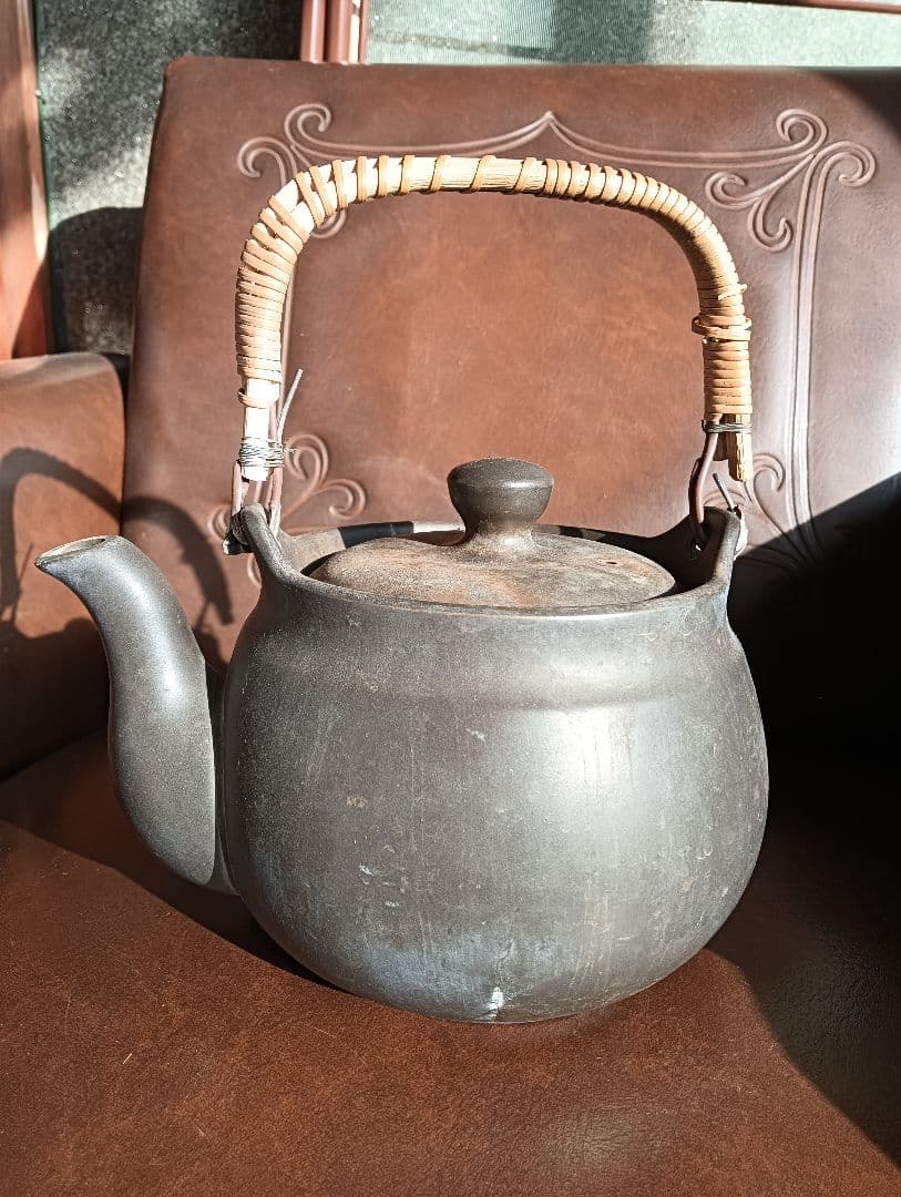 骨董品　黒色　陶器　茶釜 籐巻き取っ手