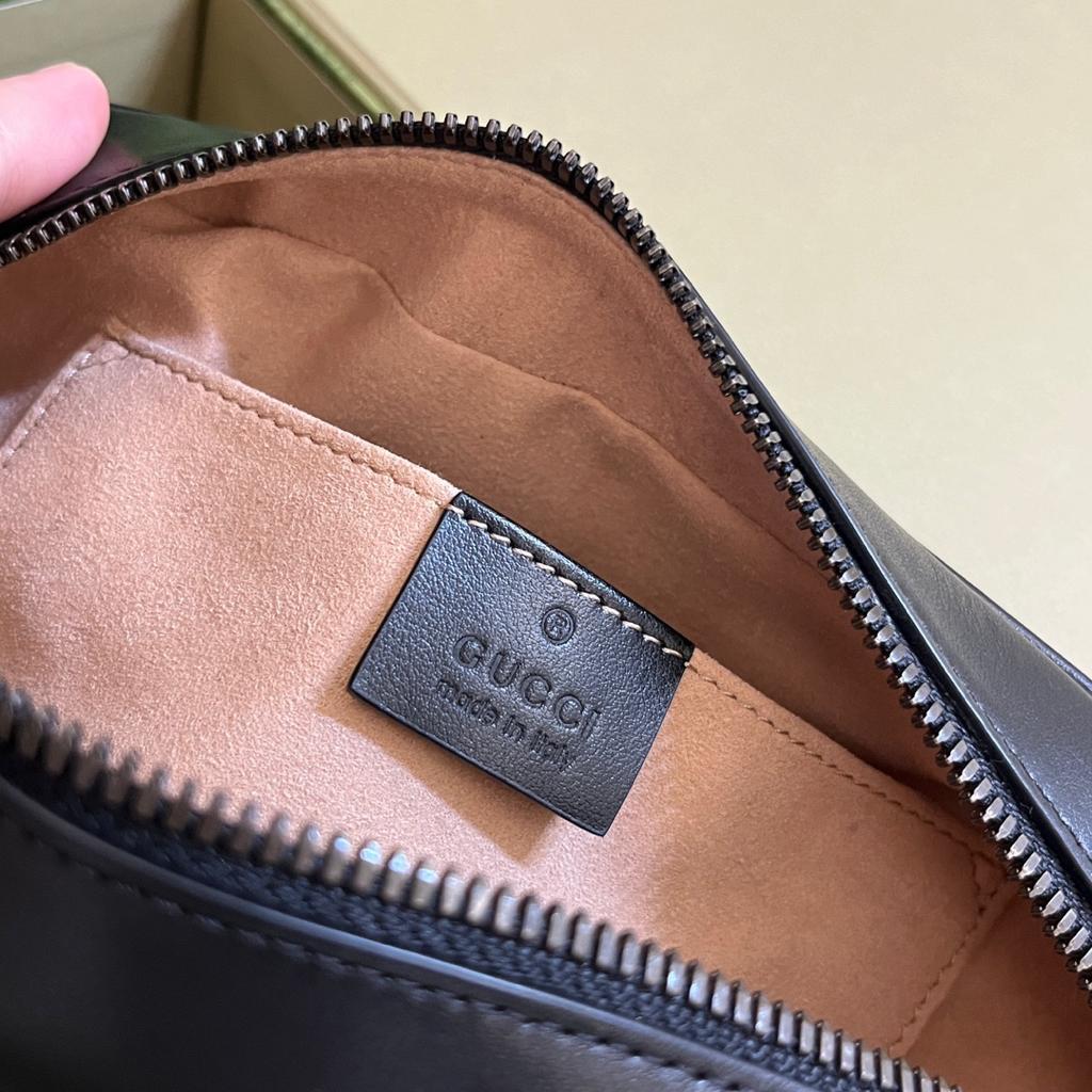 ブラックレザーショルダーバッグ