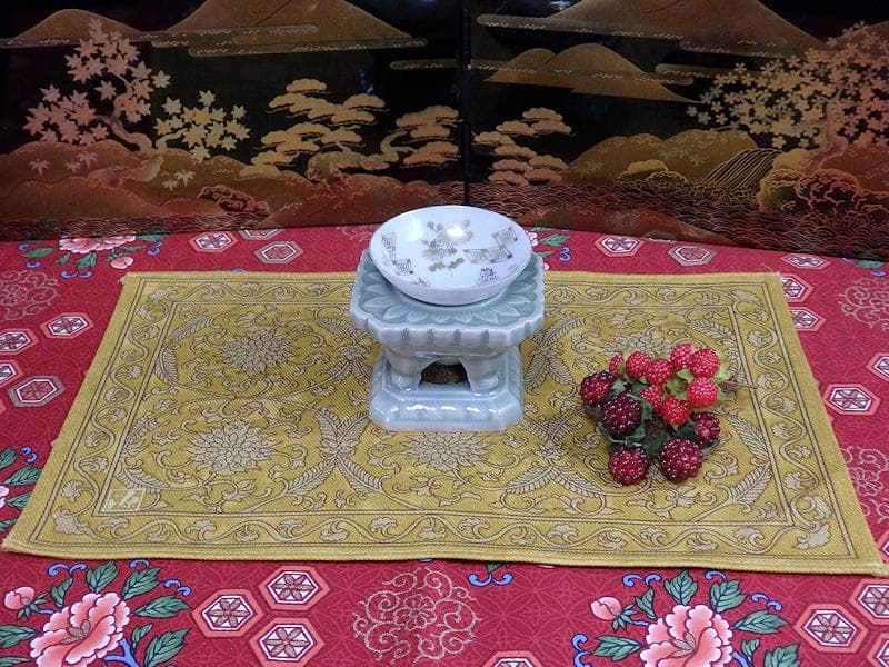 三田青磁　陽刻　花の図　盃台　C748AS-CGq