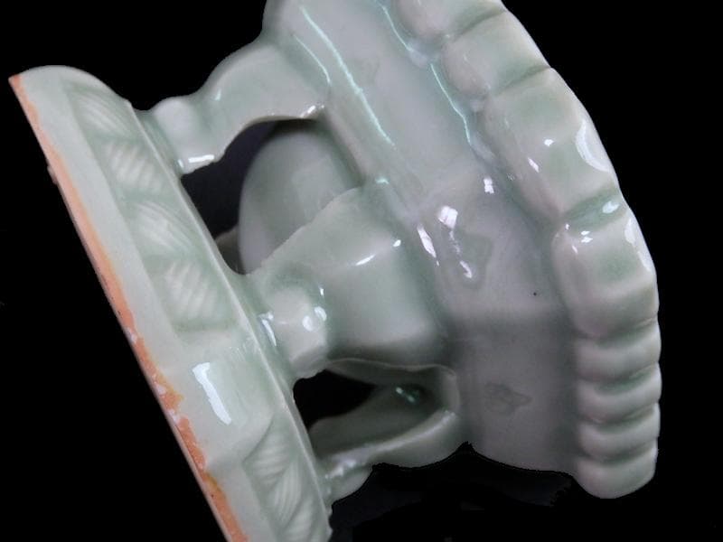 三田青磁　陽刻　花の図　盃台　C748AS-CGq