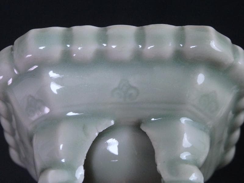 三田青磁　陽刻　花の図　盃台　C748AS-CGq