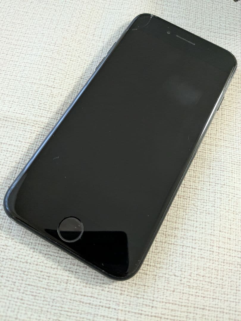 iPhone SE第2世代(SE2)ブラック　128GB　少々画面割れあり