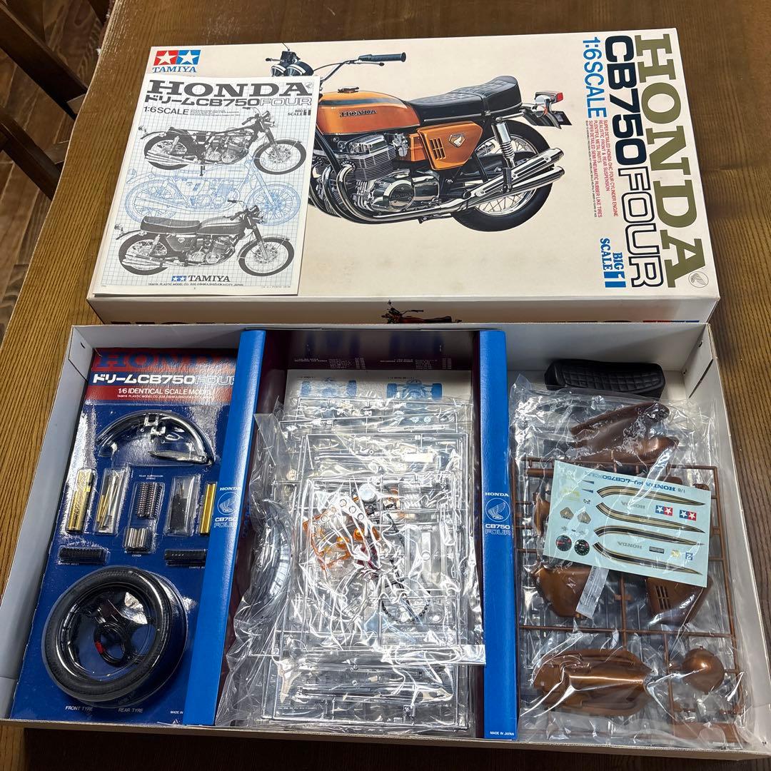 タミヤ　オートバイ　プラモデル　1/6 ホンダ　　ドリーム　CB750 FOUR