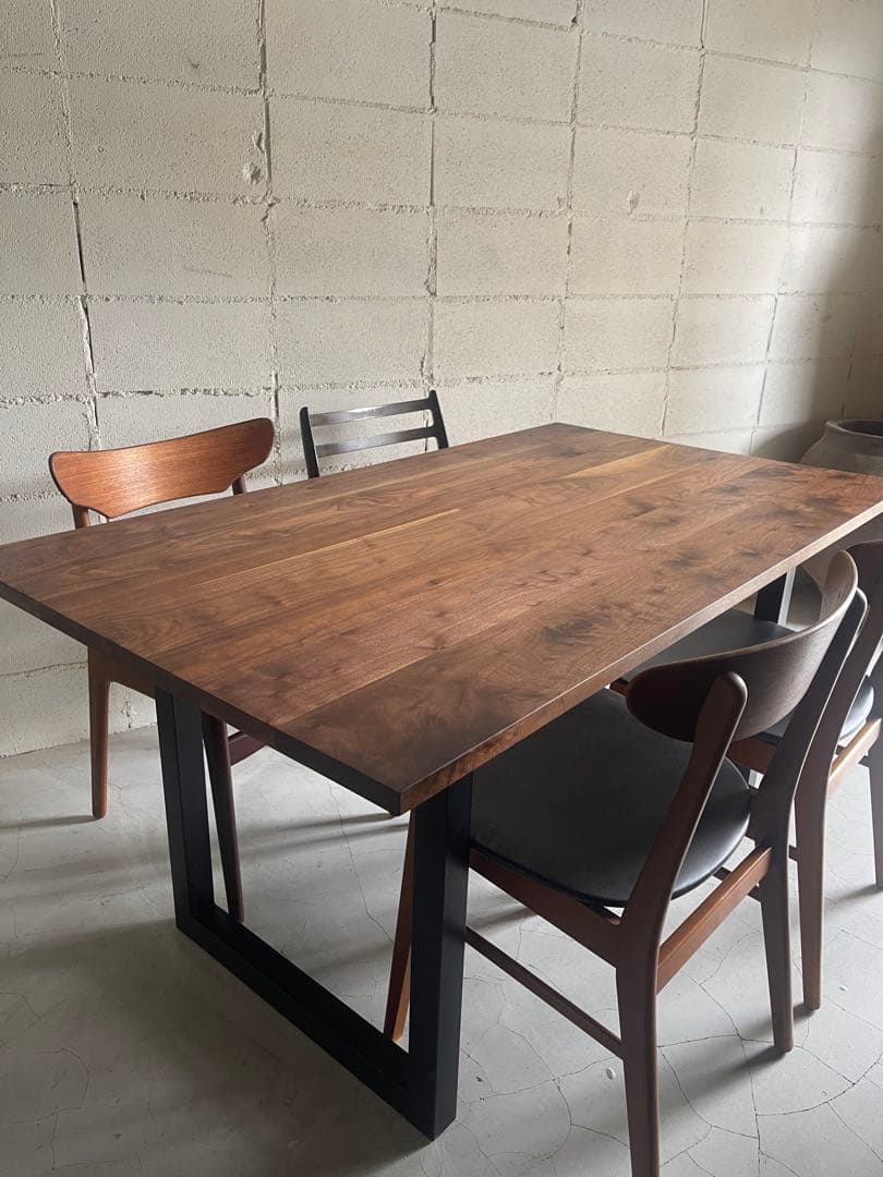 美品　ウォールナット無垢材　ダイニングテーブル　アイアン脚　脚取付位置変更可