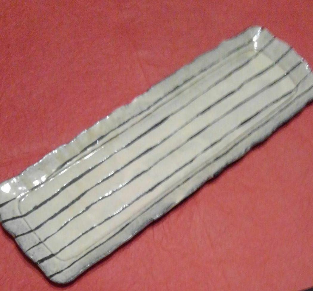 信楽焼　粉引線彫長々皿