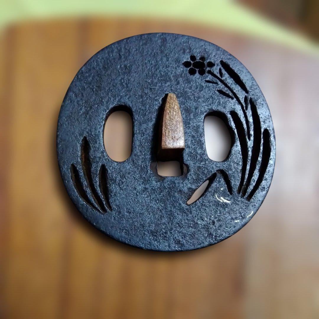 [値下げ]　鍔:鉄地　花卉紋すかし　楕円形　無銘