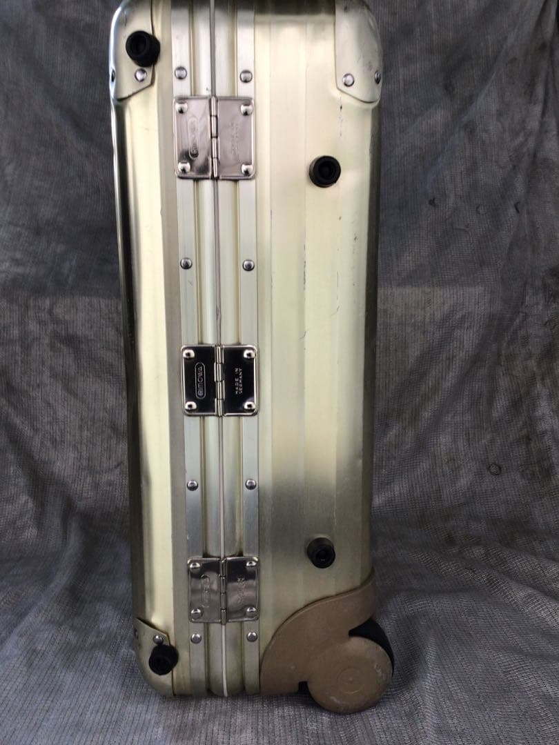 希少、廃盤リモワ　ゴールドトパーズ機内持込サイズ2輪の商品です。