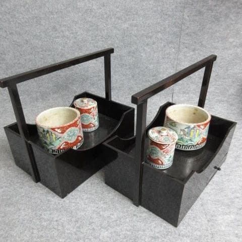 伊万里焼錦手火入れ付き黒塗たばこ盆一対箱入り [B25631]