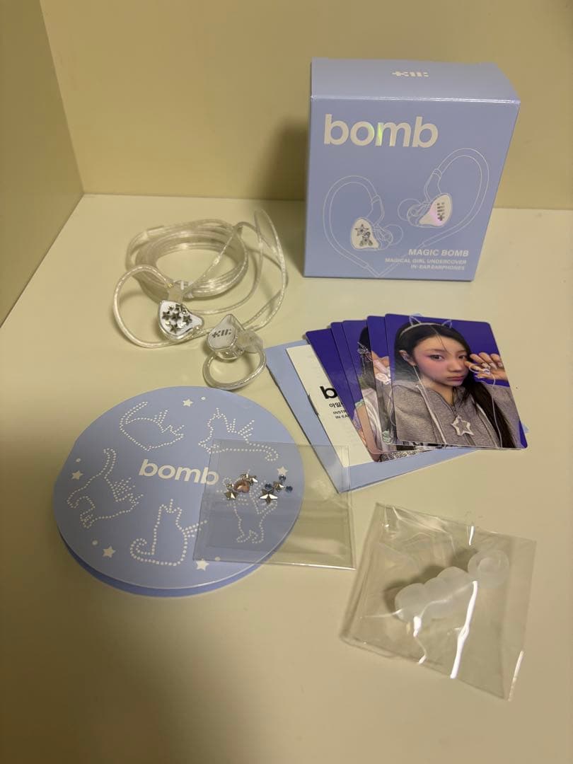 ILLITアイリットbomb Merchイヤモニイヤホン付き