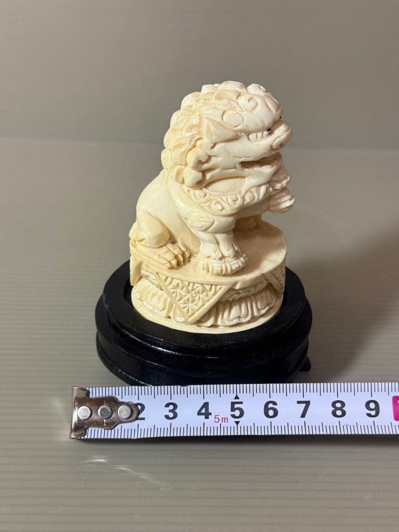 2732根付　獅子 置物 台座付き　細密彫刻 時代 彫刻極細工 古美術品 骨董品