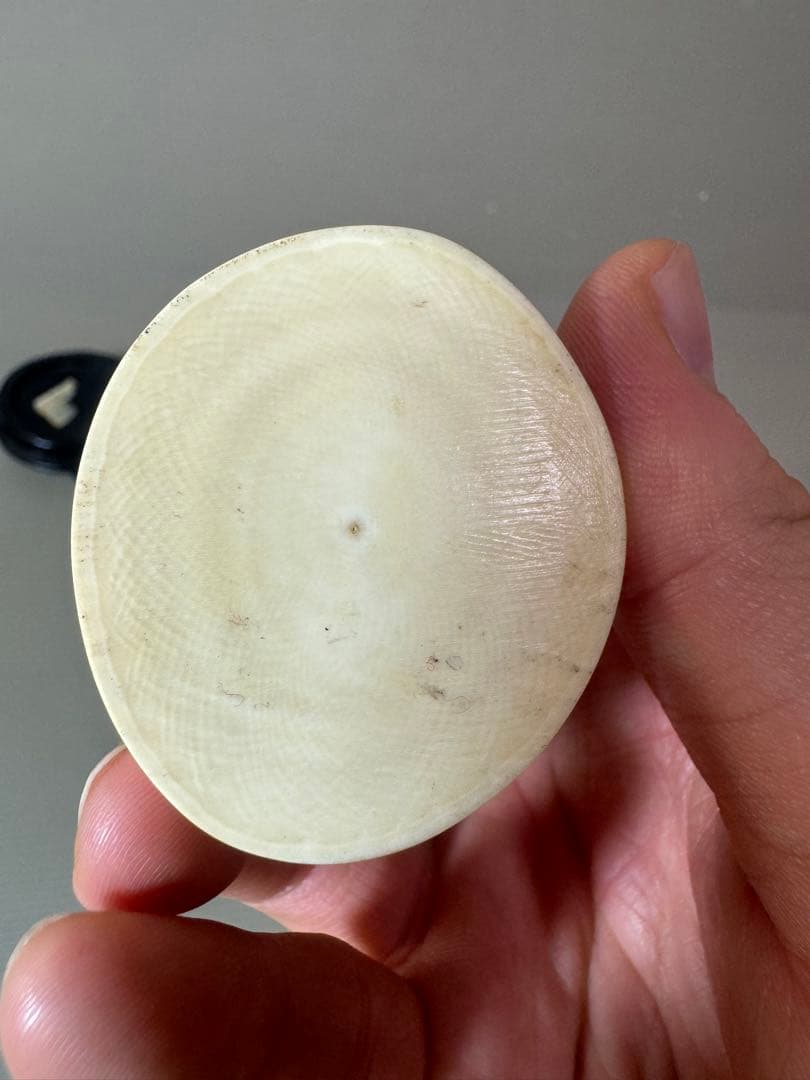 2732根付　獅子 置物 台座付き　細密彫刻 時代 彫刻極細工 古美術品 骨董品