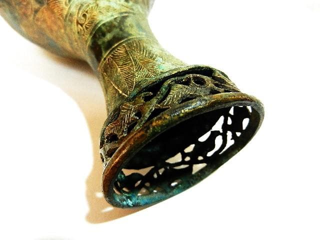 アラベスク模様や動物が細密装飾された青銅製アンティーク花瓶