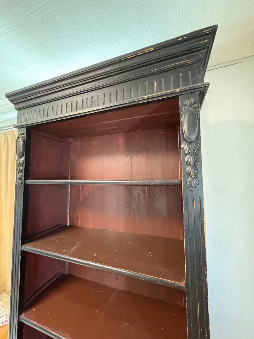 黒い木製5段棚 彫刻装飾付き