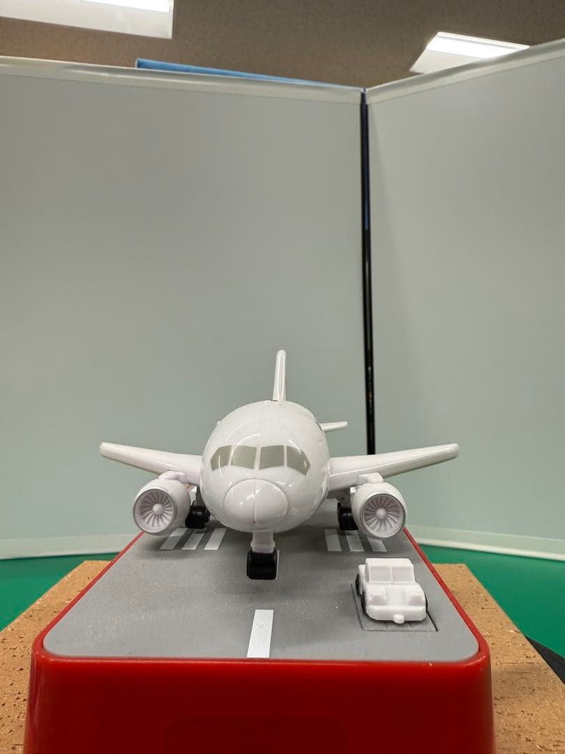 美品新品未開封！希少　飛行機貯金箱 JAL Ver.タイヤの収納が本当に綺麗です